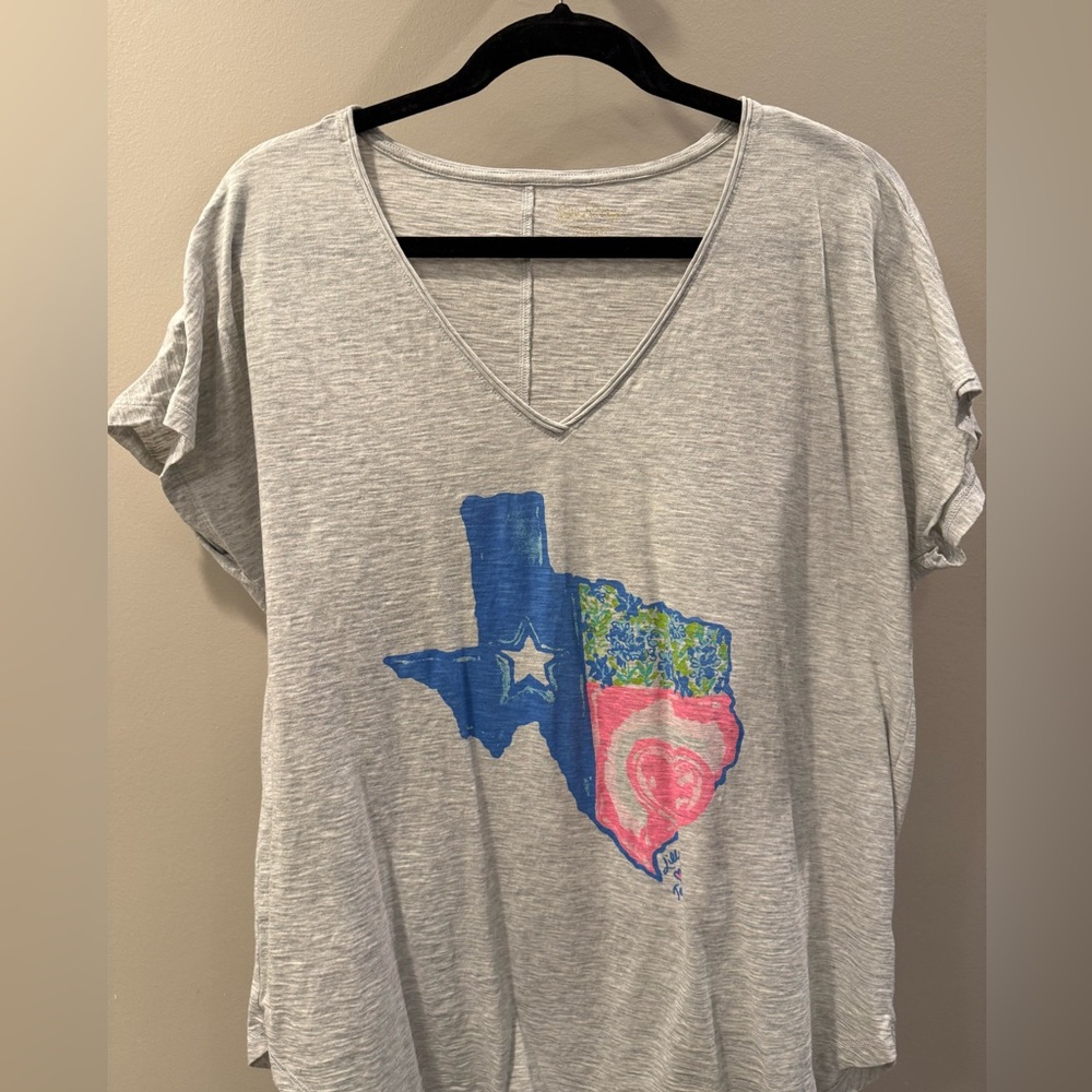 Lilly Pulitzer - Lilly Loves Texas Colie Graphic V-Neck Tee